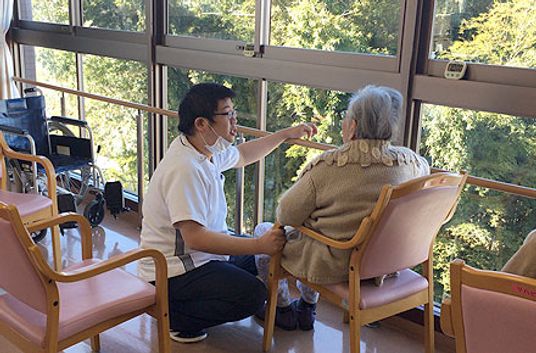 自然光溢れる廊下