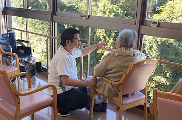 自然光溢れる廊下
