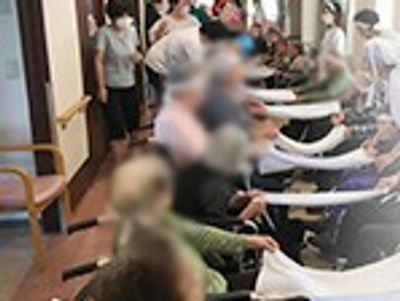 元気な活動の様子の廊下