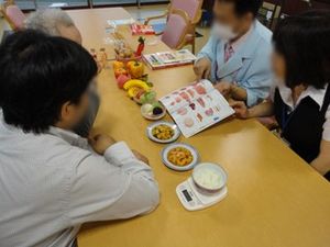 食事指導中のテーブル