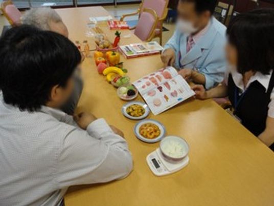 食事指導中のテーブル
