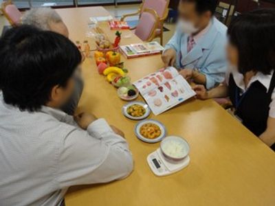 食事指導中のテーブル