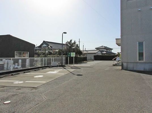 建物前の駐車場  
