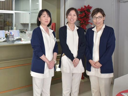 笑顔の職員が並ぶフロント  