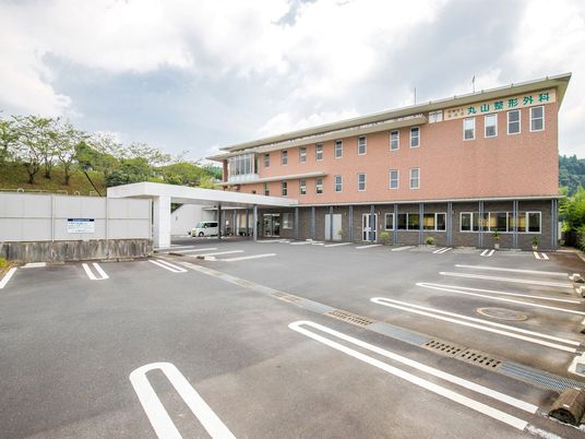 広い駐車場の外観  