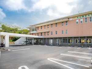 施設の外観と駐車場  