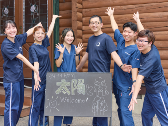 スタッフ集合の看板前  