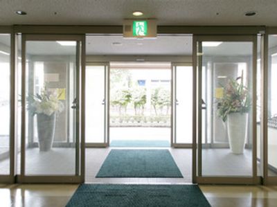 広い出入口のエントランス