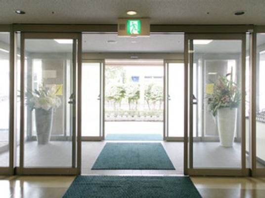 広い出入口のエントランス