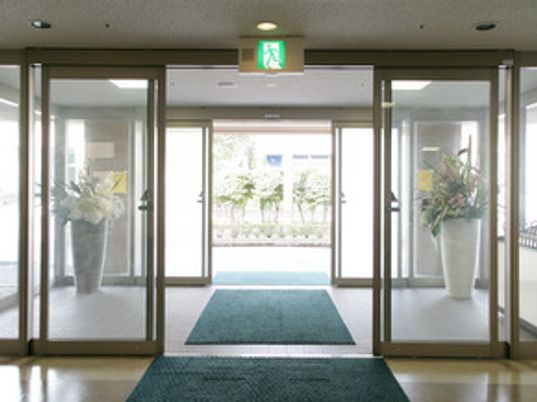 広い出入口のエントランス