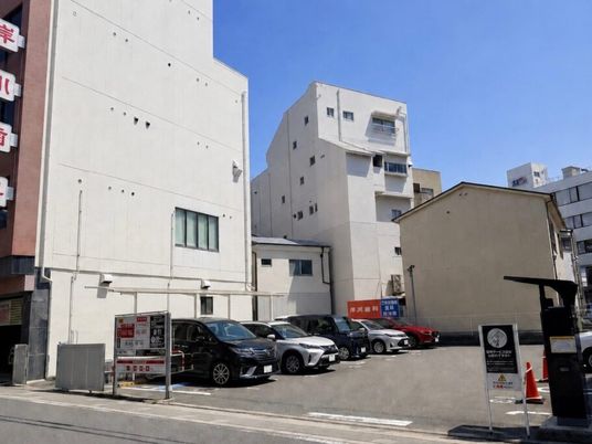 建物外観と駐車場  