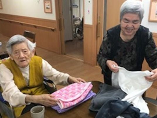 笑顔の高齢者と職員
