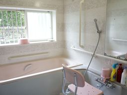 バリアフリーの浴室設備