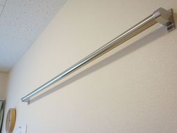 手すりの設置された壁