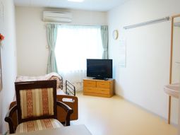 居室内のテレビとベッド