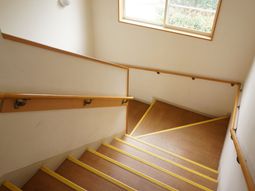 安全な手すり付き階段