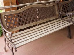 木製の屋外ベンチ