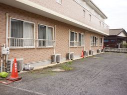 落ち着いた色合いの外観