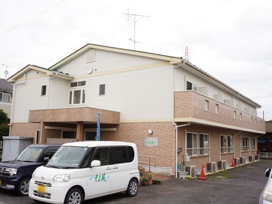 建物正面の清潔感ある外観