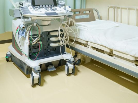 医療機器とベッドのある室内  