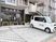 建物前の車両と入口  