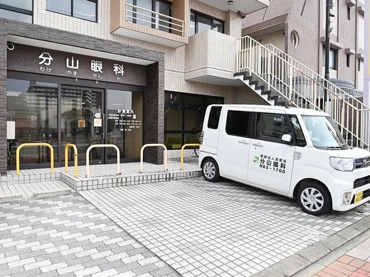 建物前の車両と入口  