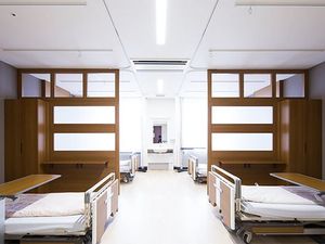 明るい廊下に並ぶ居室  