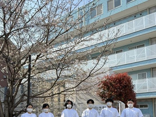 桜前のスタッフ集合外観  