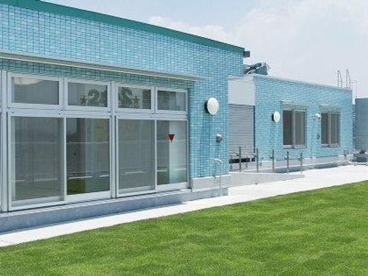 青い外壁の建物外観  