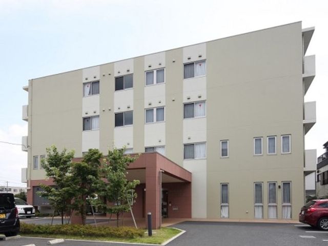 清潔な外観の建物 外観 広々としたエントランスがあり、安心して日々を送ることができる落ち着いた雰囲気の建物です。