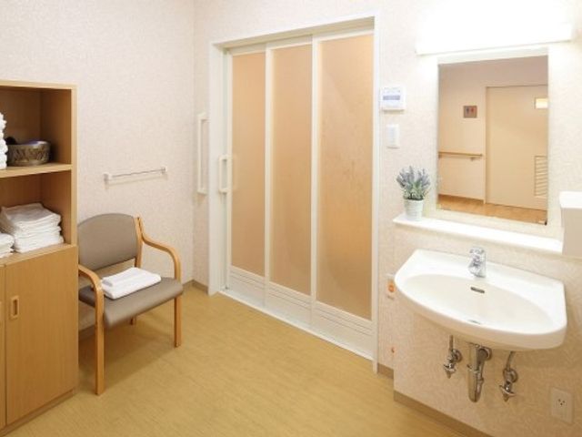 シンプルで清潔な居室 脱衣所 ゆとりある空間の居室は、必要なものが整っており、安心してご利用いただけるよう配慮されています。清潔感のあふれる設備で居心地の良い環境が整っています。