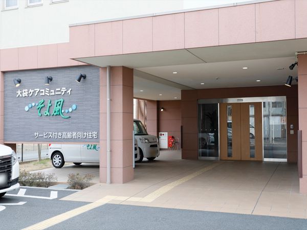 清潔なエントランス外観
