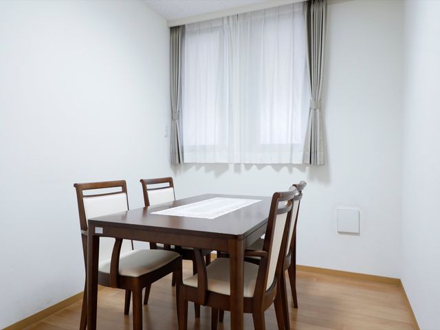 シンプルなダイニングセット 面談室 ゆったりとした食事時間を過ごせる、シンプルで清潔な食堂の一角です。共に食事を楽しむことで、コミュニケーションも生まれます。