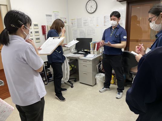 スタッフの連携をとる様子