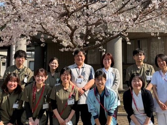 桜の下のスタッフ集合  