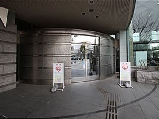ガラス扉のエントランス  