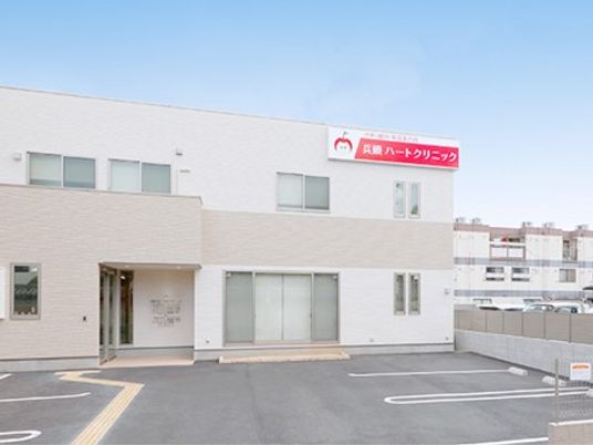 明るい外観の建物  