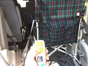 車椅子固定の車内  