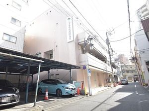 施設の外観と駐車場  