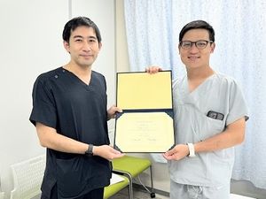 スタッフ2人と表彰状  