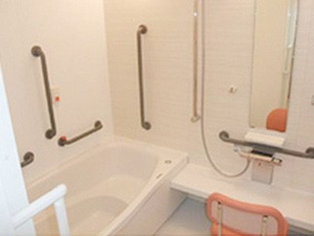 安全設計の浴室 浴室 安全性が高い設計の浴室には、手すりがしっかりと配置されていますので安心です。