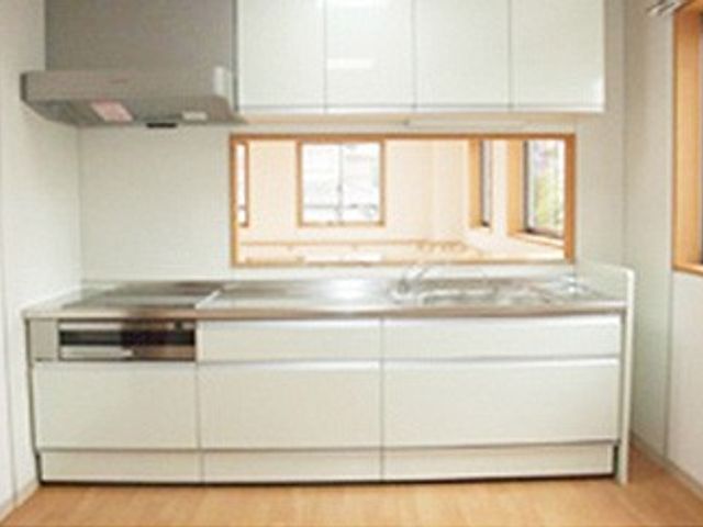 自然光の明るいキッチン キッチン 窓からの自然光がたっぷり入り、調理がしやすい設備が整っています。