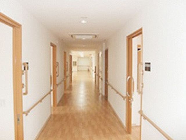 明るい廊下 廊下 広くて照明が行き届いた廊下です。安全な環境で、快適な移動が可能です。