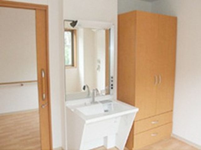 使いやすい洗面台の居室 居室   明るい居室には、使いやすい洗面台と収納があり、快適な生活をサポートします。