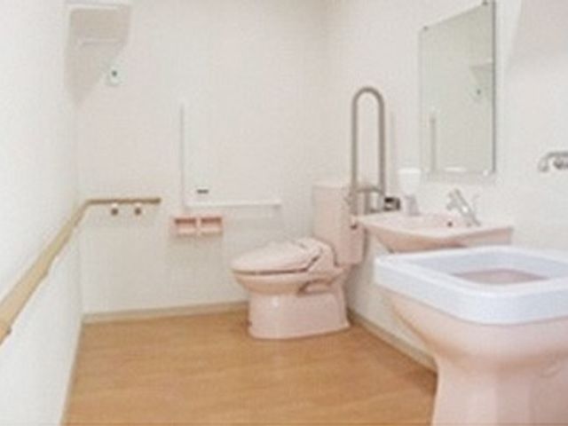 広々としたトイレ トイレ 車椅子対応の設備が整った、広くて快適なトイレです。利用者目線の配慮が行き届いています。