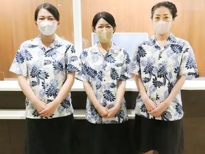 スタッフ3人が並ぶフロント  