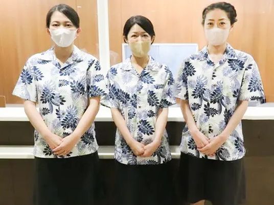 スタッフ3人が並ぶフロント  