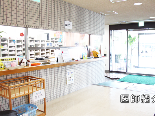 明るい受付と玄関  