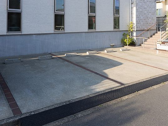 駐車スペースと外階段のある外観  
