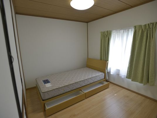 明るい居室のベッド  